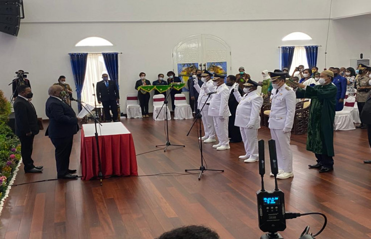 Lantik Bupati Waropen, Wagub Pesan Berdayakan Masyarakat Jadi Pelaku Ekonomi